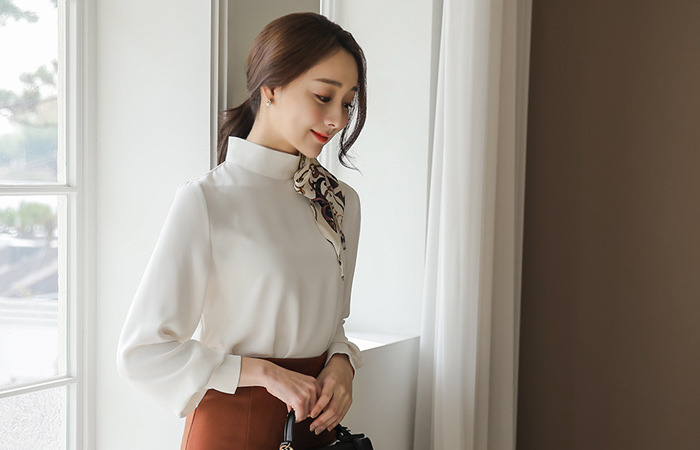 アンティークスカーフハイネックブラウス