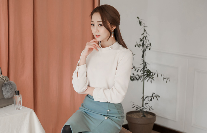 サイド真珠モクネックブラウス