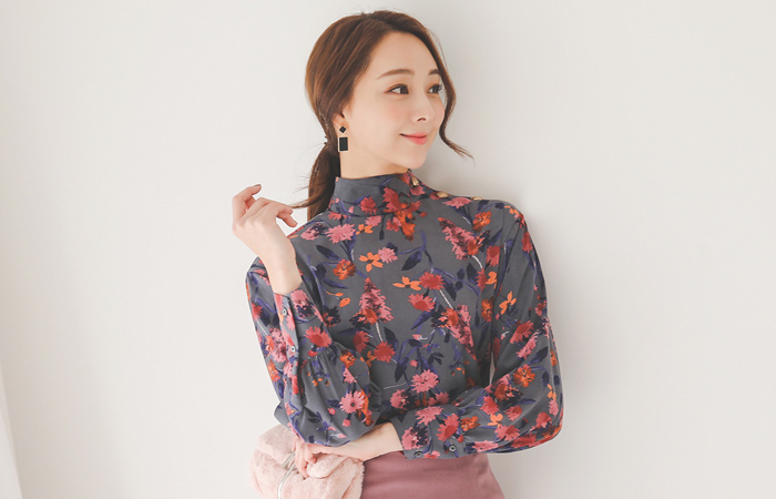 ダンデルリオンゴールドボタンハイネックブラウス