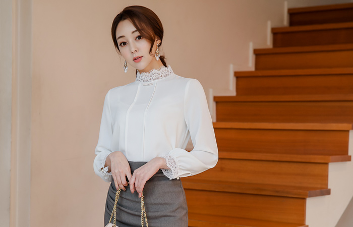 ミニパール半ハイネックレイスブラウス