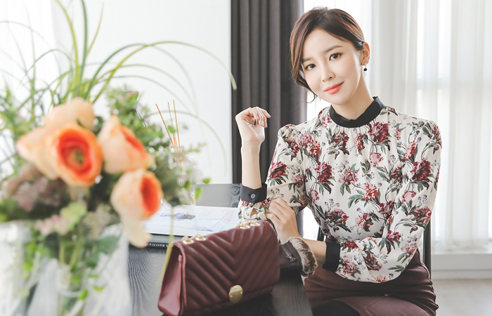 ソフトダンデルリオンシャーリングネックブラウス