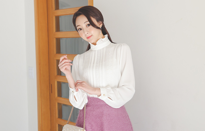 フラワー刺繍レースフリルネックブラウス