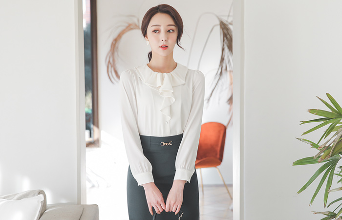 カスケードラッフルラインブラウス