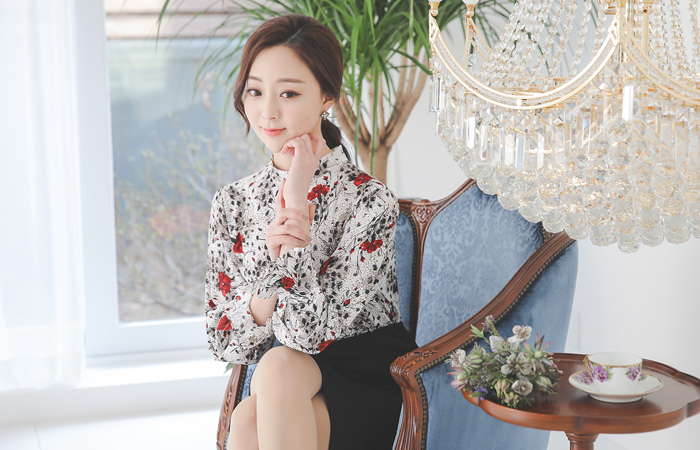 強烈フラワーパターンセミハイネックブラウス