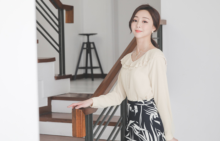 二重ラッフルカラーブイネックブラウス