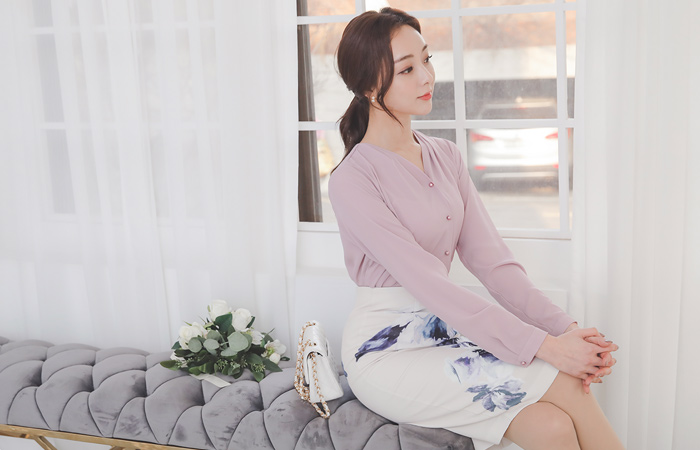 シャーリング ブイネック 真珠ボタン ブラウス