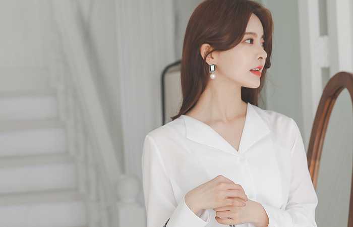 ベーシック ウイング・カラー ブイネック ブラウス