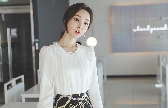 クラシック ラウンド ゴールドバー ピンタック ブラウス