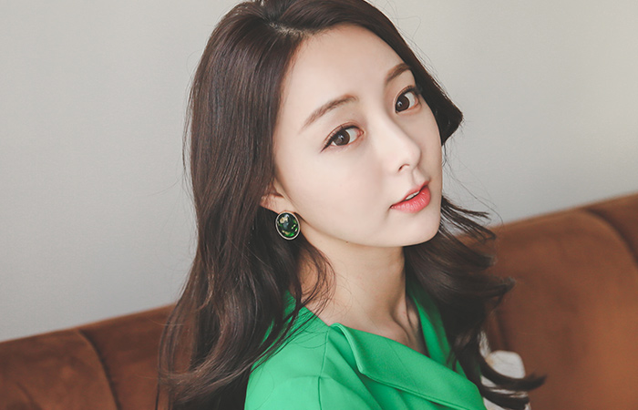 フラットブイネックダブルボタンドレス