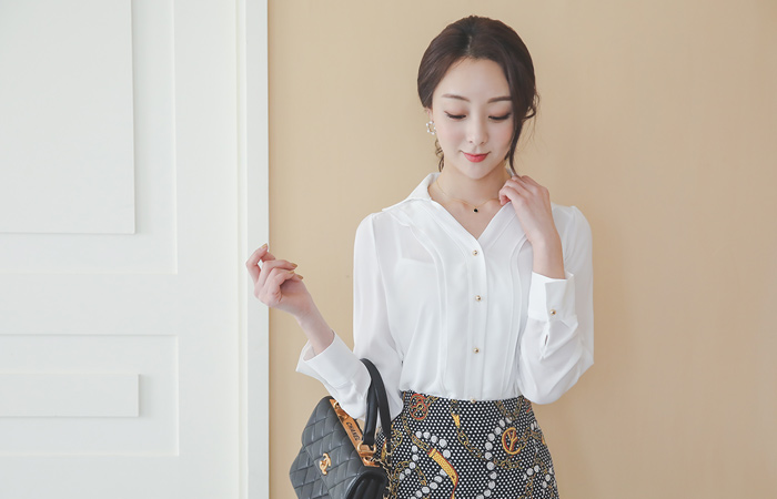 ブイネック ゴールドボタン二重ラインブラウス