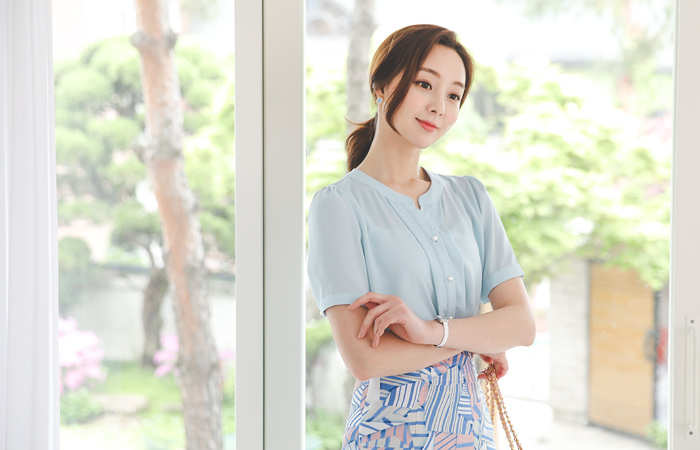 半オープン 切開 ブイネック 真珠ボタン ブラウス