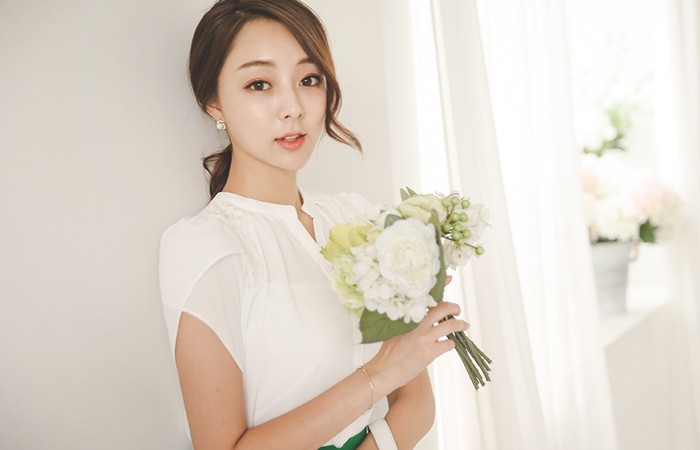 パンチングレースショルダーチューリップ小売ブラウス