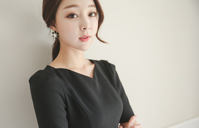 アンティークゴールドの刺繍切開ドレス