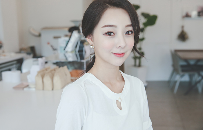 ラッフル袖パールひらきネックロングブラウス