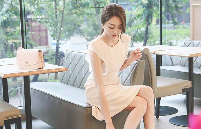 女性の二重シフォンワンピース