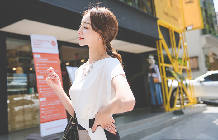 シンプルボートネックブラウス