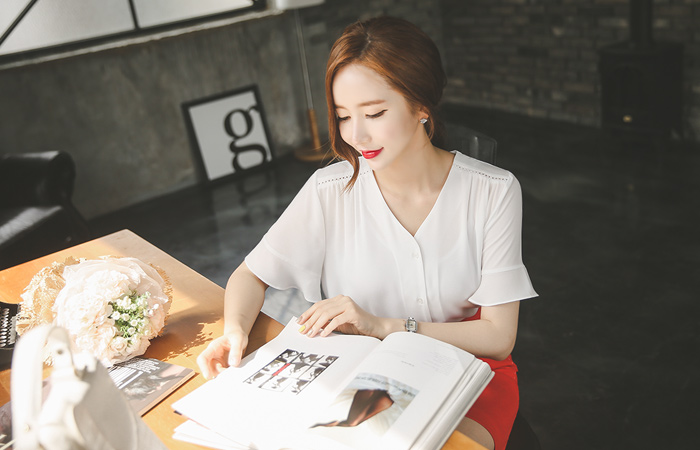 パンチング・ヨークシャーリングブイネックブラウス