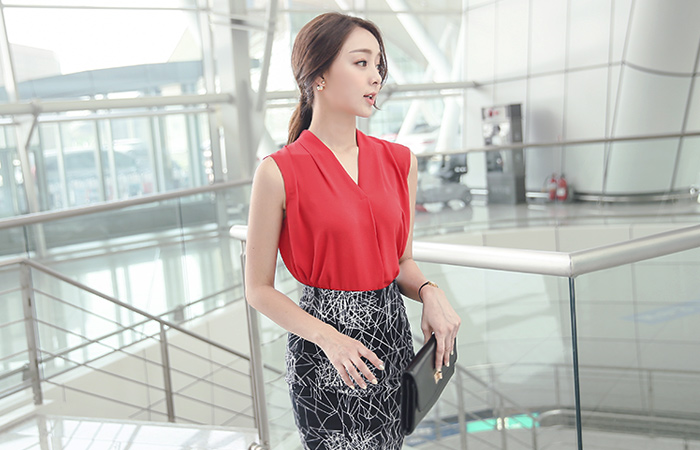 シンプルブイネックロングブラウス（袖なし）