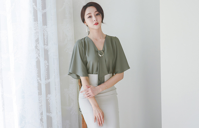 パールリングブローチタイスカーフブラウス