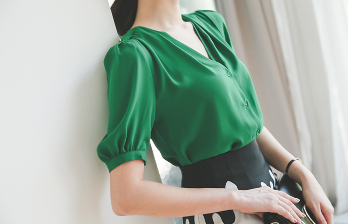 ダーツVのパフ袖ブラウス