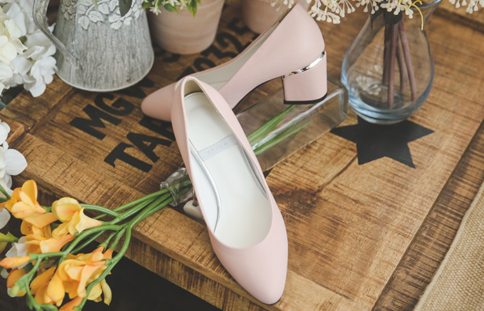 シルバーのヒントラウンドミドルパンプス