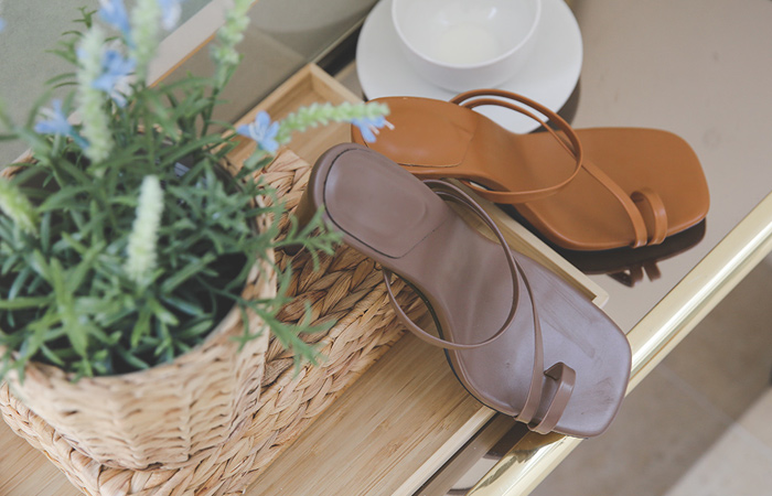 [モデル着用36次]フリップ・フロップ ストラップ スリッパ アイヒール