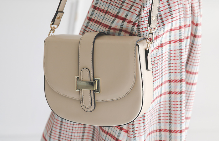 [モデル着用36次]ハーフムーン ゴールドバー フラップ クロースバック