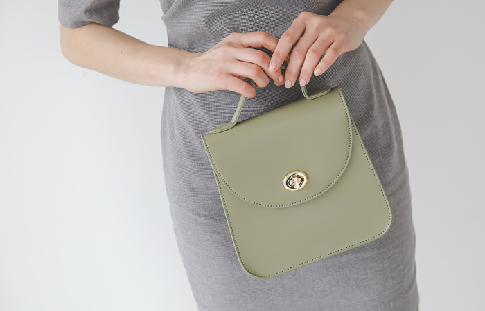 [モデル着用36次]ゴールドバックル スリム トートバッグ