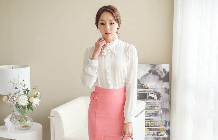 フリルネックリボンブラウス