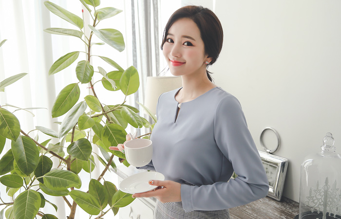 Vのひらき真珠ラウンドブラウス