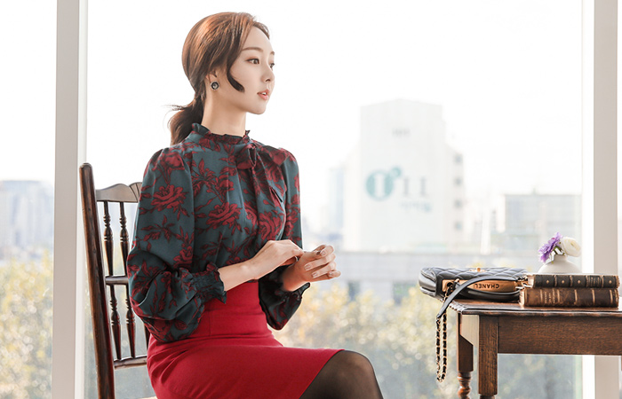 ベルサイユフリルネックローズブラウス