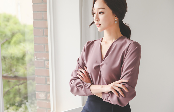 ピンフィルブイネックねじれブラウス