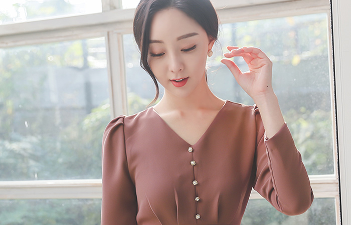 シャーリング ペプラム 真珠ボタン ブイネック ブラウス