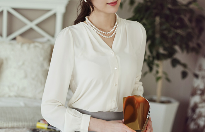 Vネックのプラットフォームリッチブラウス