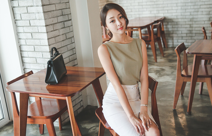 リネンスリーブレスボートネックブラウス