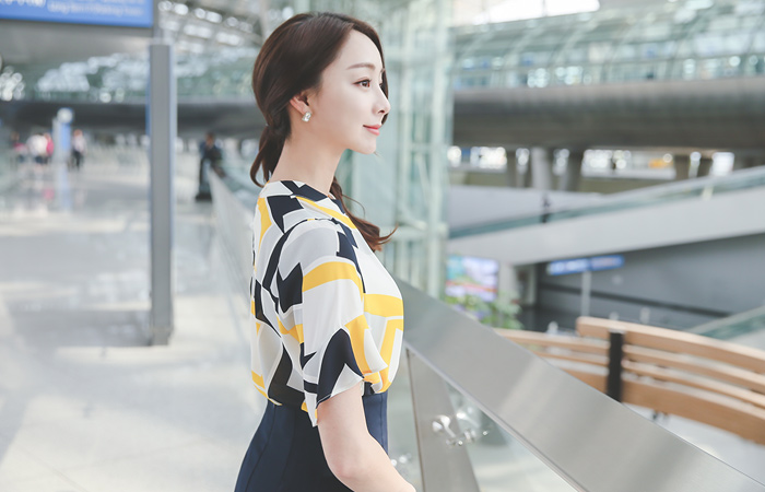 ビビッドブロックネックレスブラウス