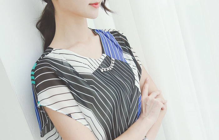 ビビッドスコルチョキュービックネックロングブラウス