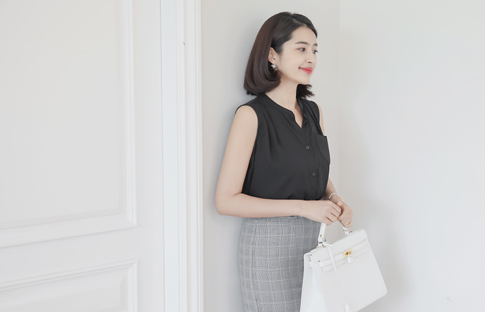 半オープンカラー袖なしブラウス