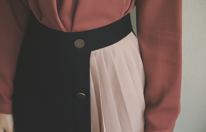 ゴールドボタンプリッツ配色スカート