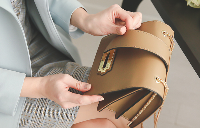 [モデル着用38次]アンティーク ゴールドチェーン クロースバック