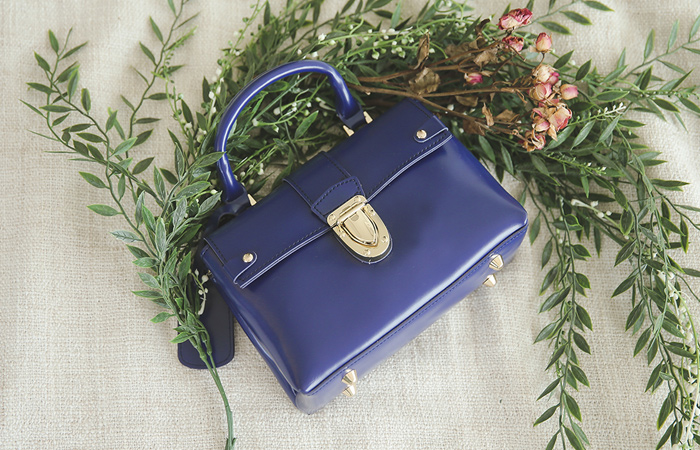 [モデル着用38次]フリップ ゴールドバックル グロッシー トートバッグ