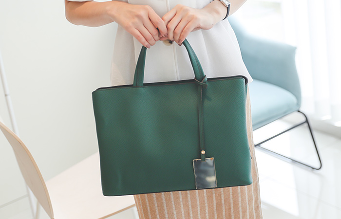 [モデル着用38次]サイド オープン ゴールド装飾 トートバッグ