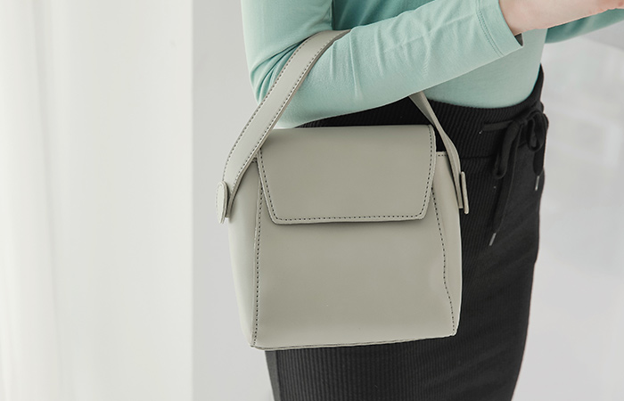 [モデル着用38次]シンプル フラップミニ クロースバック