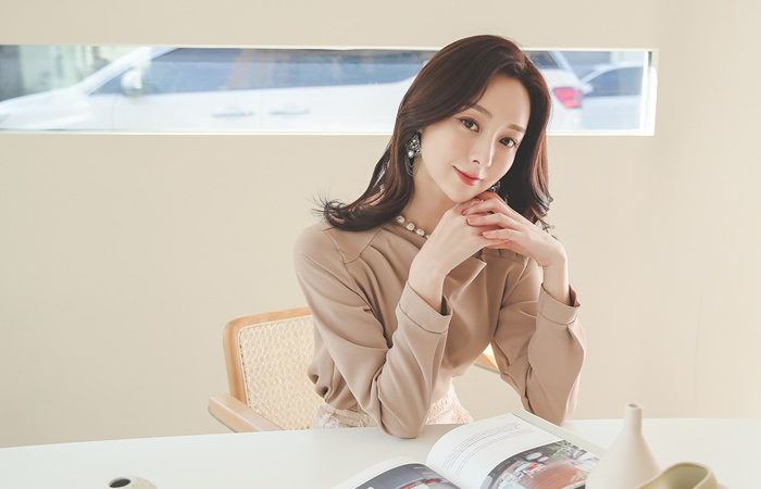 アンバランス ネックライン ピンタック シャーリング ブラウス