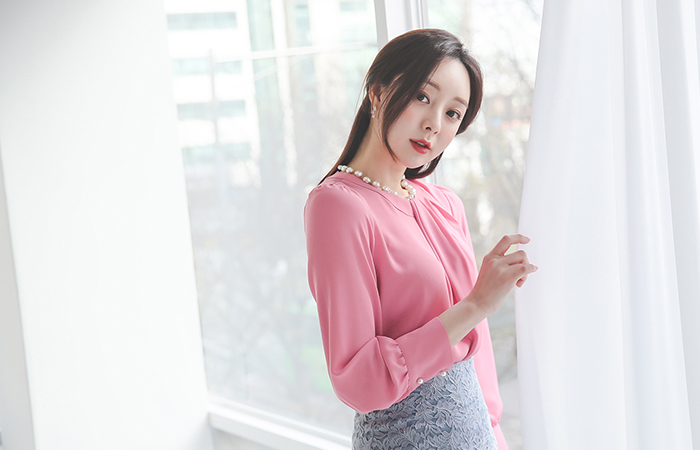 アンバランス サイド ピンタック シャーリング ラウンド ブラウス