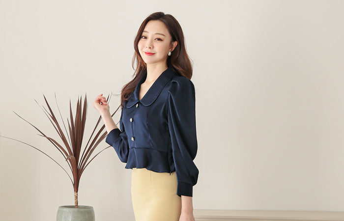 シルキー パフ袖 ジュエリーボタン ショット ペプラム ブラウス