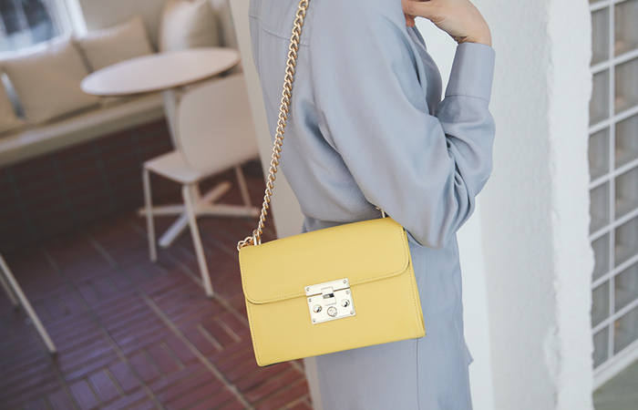 [モデル着用41次]ビビッド カラー ゴールドチェーンバック