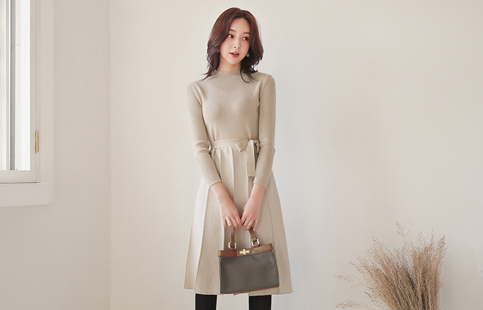 ヘリンボーン パタン プリーツ 漏斗ネック ニット ワンピース