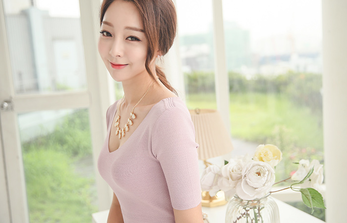 女性ディープVのニットドレス