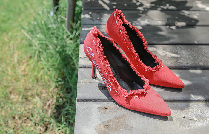 [モデル着用42次]デニムのスタイル カッティング レタリング アイヒール